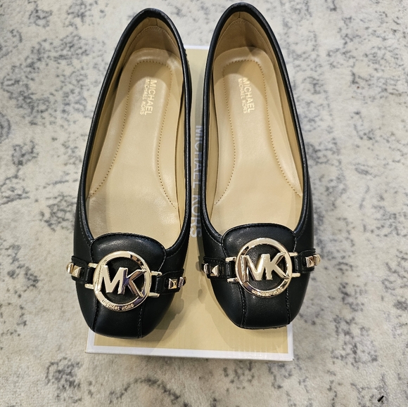 New Michael kors MK logo leather pumps in size 6 - Picture 1 of 3
